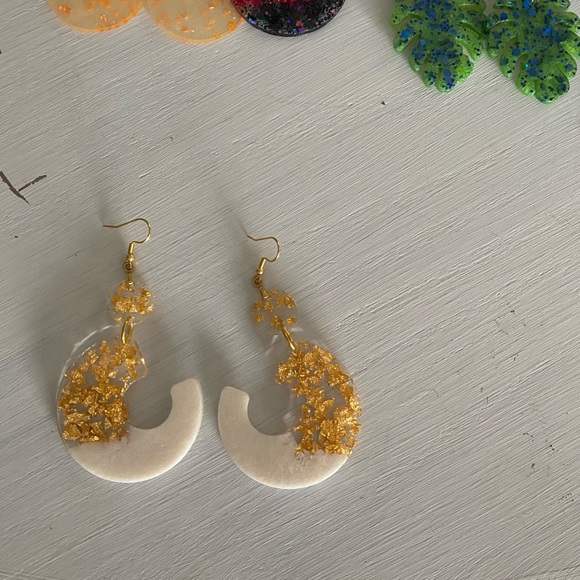White & Gold leaf resin earrings - Picture 4 of 4